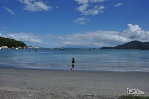 A Ana caminha na praia da Armação da Piedade, em Governador Celso Ramos, litoral de Santa Catarina